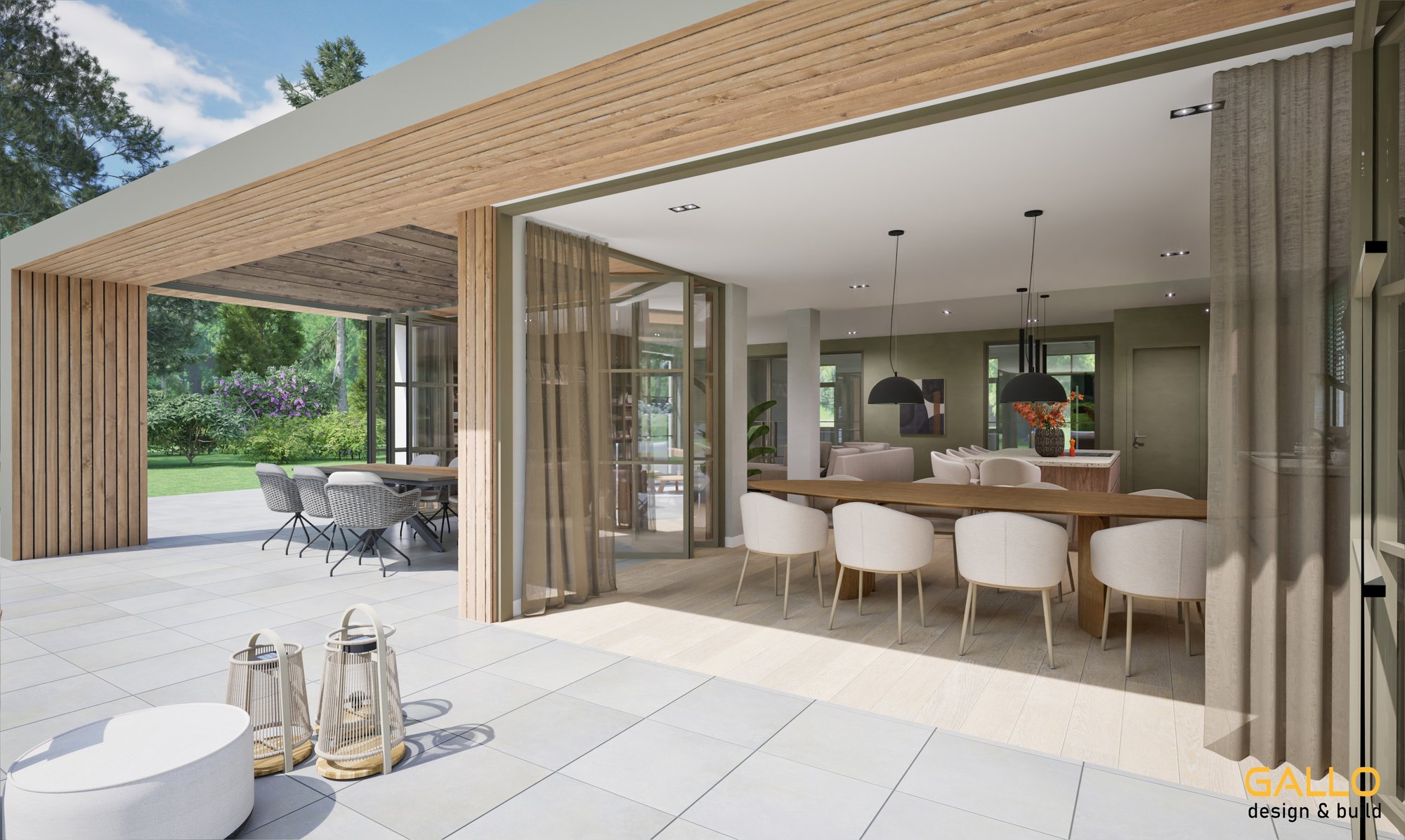 Woonkamer in daglicht gezien vanuit de keukenhoek. Grote lichte loungebank centraal in de ruimte, op de achtergrond de bibliotheekwand met tv. Via de volledige glasgevel vrij zicht op de groene tuin met speeltoestel. Zwarte hanglampen boven het keukeneiland links in beeld.